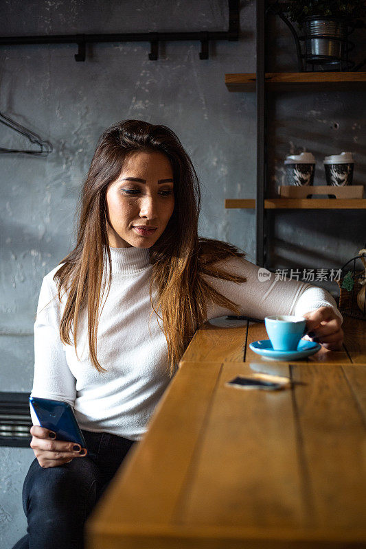 美丽的女人正在咖啡厅喝早茶