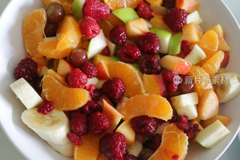 新鲜水果沙拉碗，健康早餐替代品，夏季水果，浆果