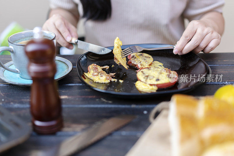 自制健康早餐:烤番茄片配鸡蛋和培根