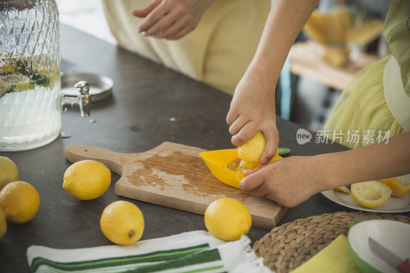 在准备柠檬水