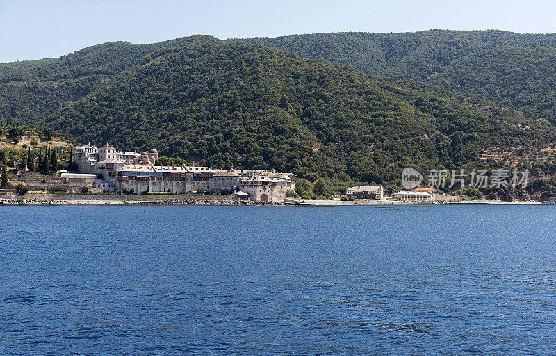 从希腊哈尔基迪基阿索斯的海上俯瞰色诺芬托斯修道院