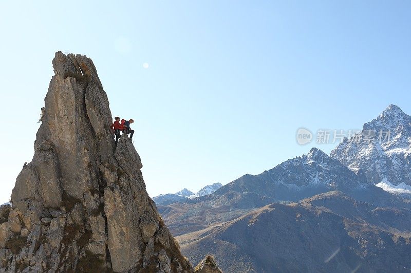 登山运动员登山顶