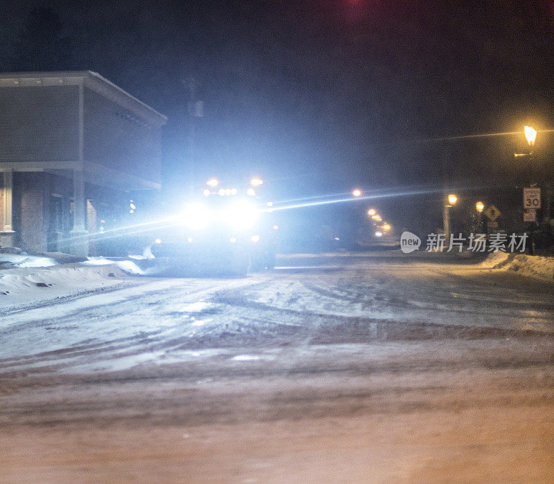 亮灯夜扫雪车扫雪车扫雪车