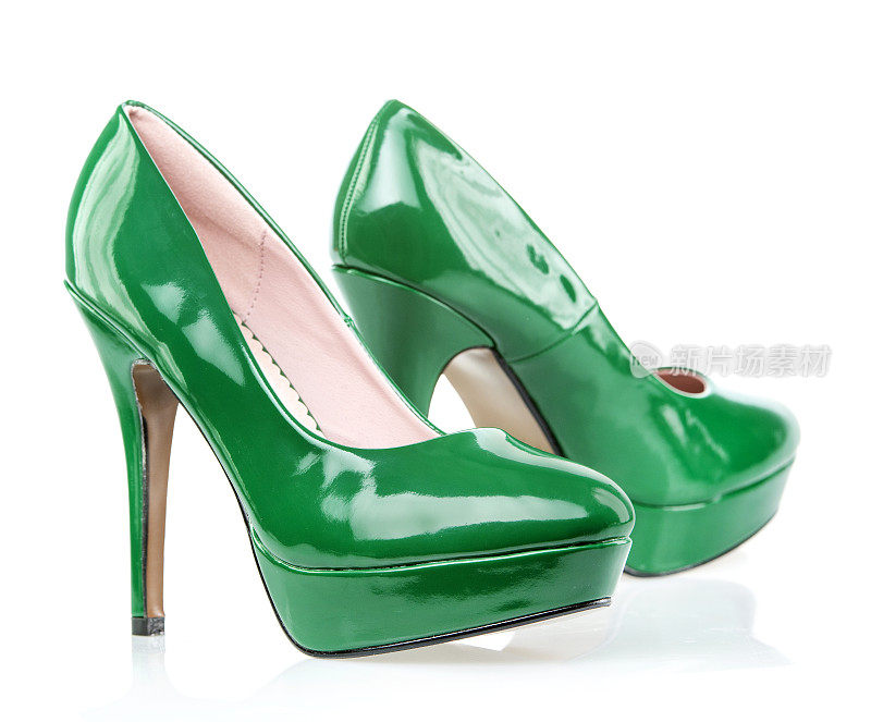 高跟鞋在闪亮的绿色专利皮革平台底