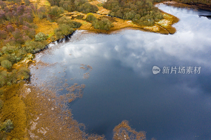 鸟瞰图的一部分苏格兰湖在一个秋天的早晨