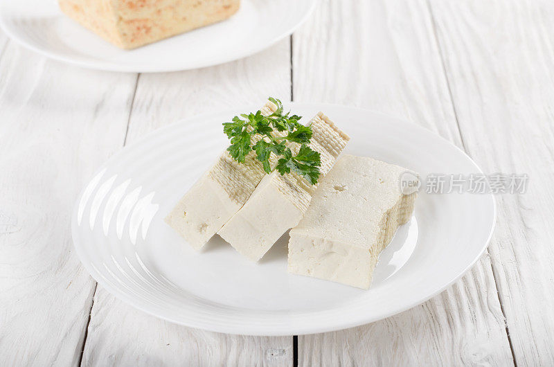 豆腐脑在粘土盘的特写。奶酪的非乳制品替代品