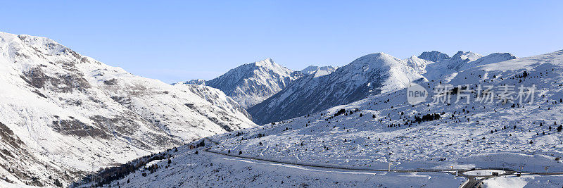 比利牛斯雪山的全景