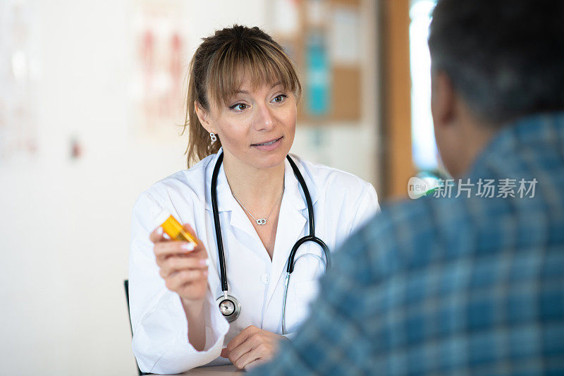 女医生与老年患者回顾药物治疗库存照片