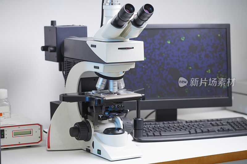 冠状病毒COVID-19病毒。显微镜医学实验室的医学研究。在实验室使用现代设备处理医学样本的科学家。