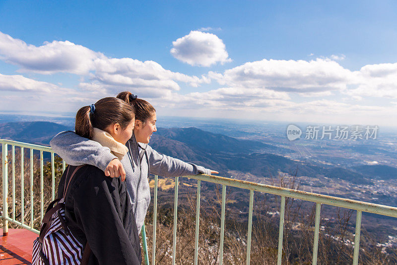 年轻的女性朋友们从山上的观察点看风景