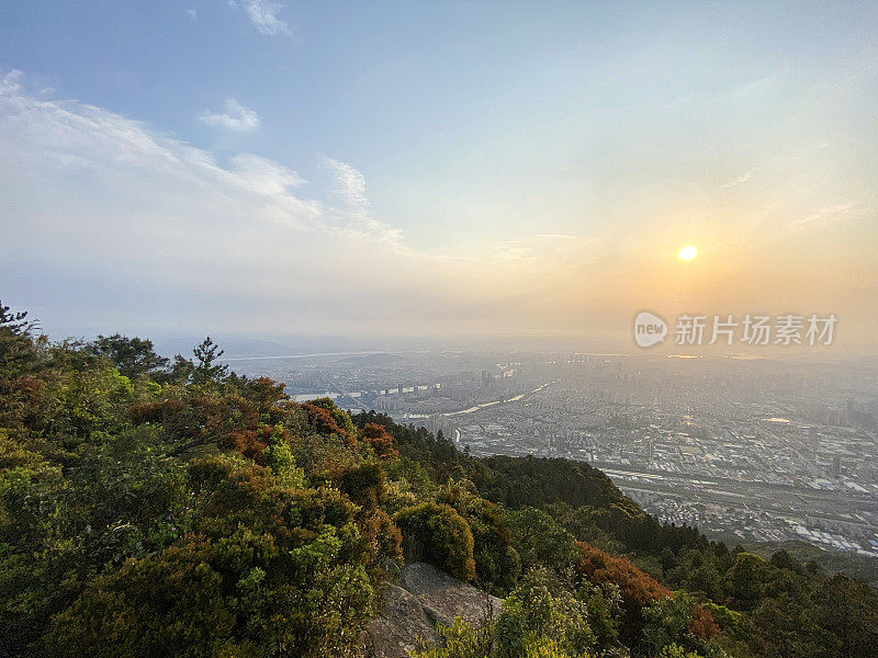 日落时分俯瞰山下的城市