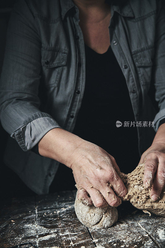 准备健康的黑面包与葵花籽