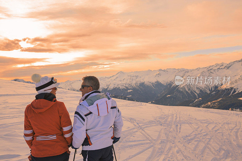 业余冬季运动高山滑雪。朋友女人和男人滑雪者享受在阳光明媚的滑雪场。高山雪景。阿尔卑斯山，欧洲，意大利。