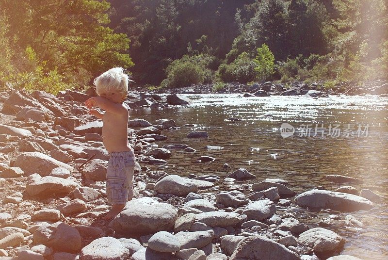 夏天河边的幼童