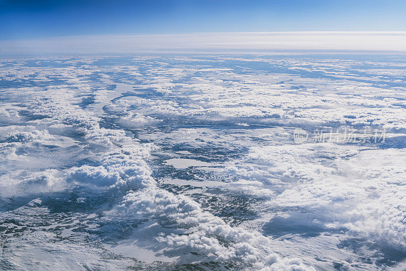 冬季高空空中景观:被冰雪覆盖的冻土上空的云。挪威，斯堪的那维亚，北欧。