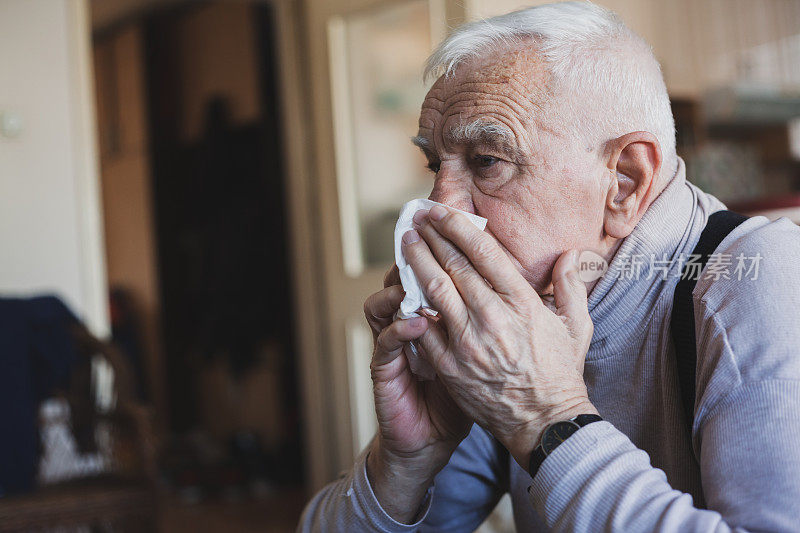 老年人过敏，用纸巾擤鼻子