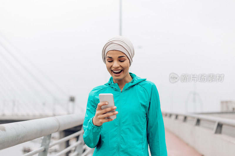 女人看起来又高兴又兴奋