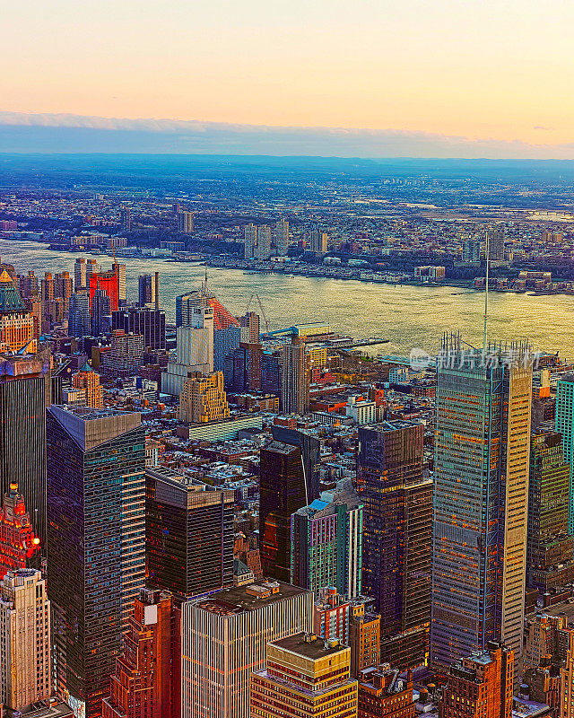 鸟瞰曼哈顿中城的纽约反射