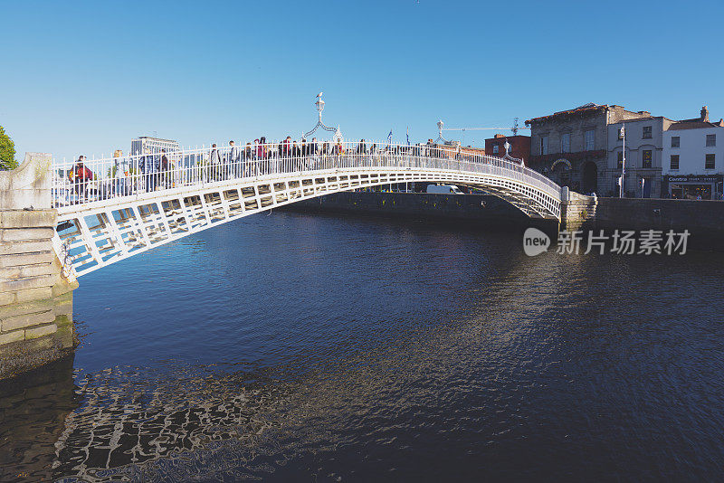 爱尔兰都柏林的哈彭尼桥和利菲河