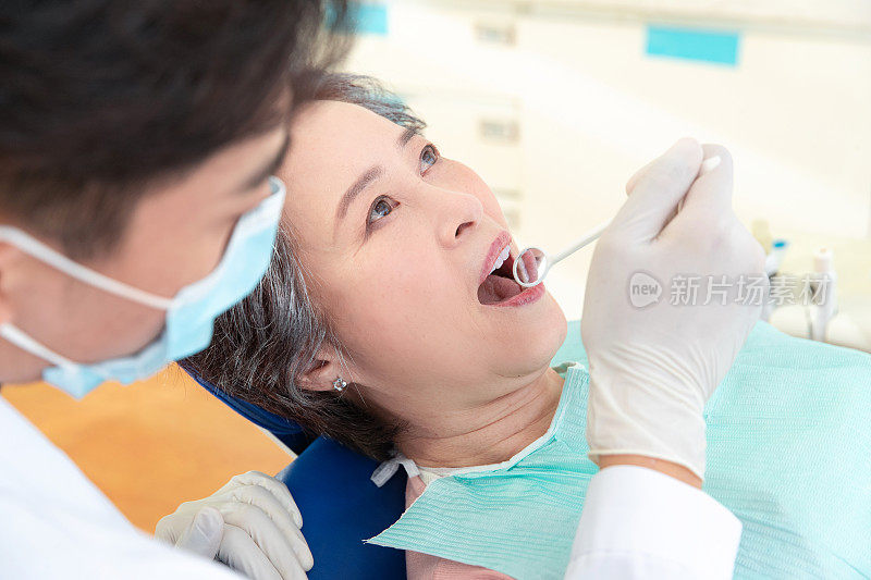 牙医给老年患者治疗