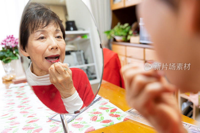 一位年长的女士早上在准备