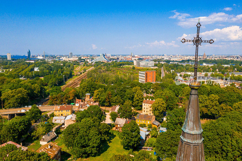 公园中央的古典路德教堂，可以看到里加城市的美丽景色。