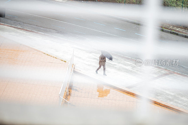 雨中的城市