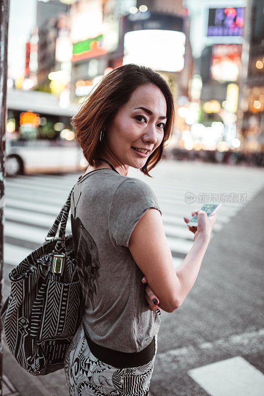 日本女人在东京打电话