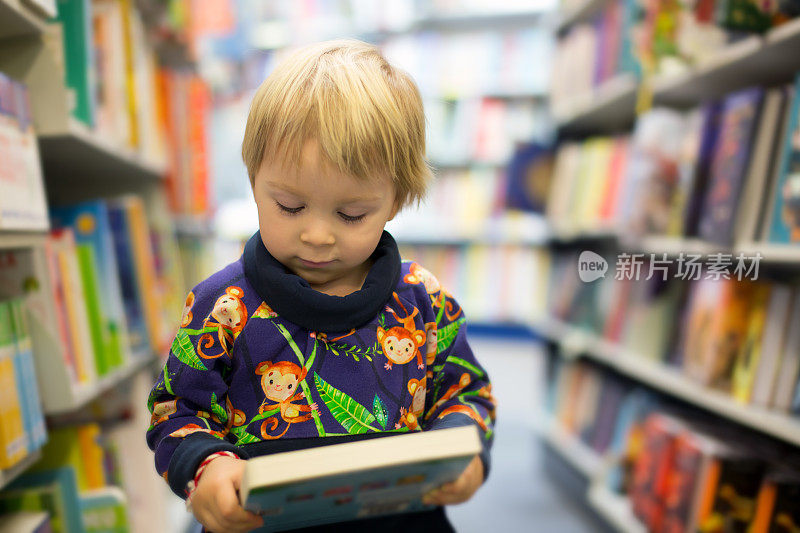 可爱的小男孩，坐在书店里