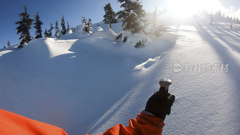 山地滑雪运动员攀登高山的第一人称视角