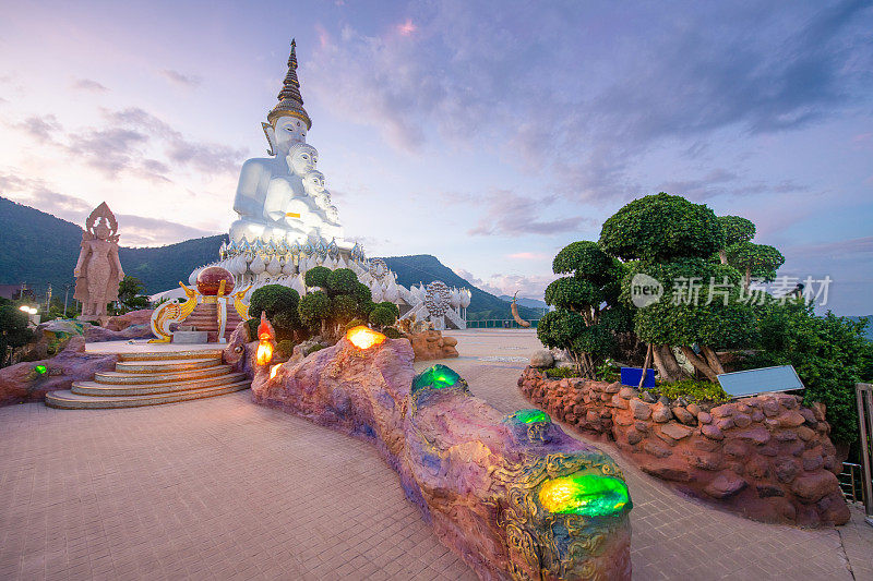 泰国白差汶省佛寺的佛像安装