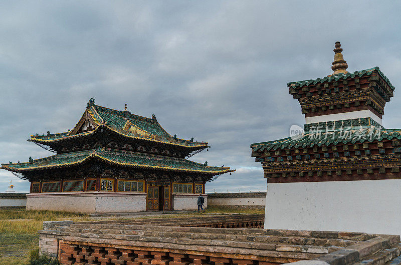 风景优美的蒙古族寺庙村