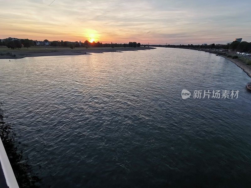 浪漫的夏日日落在莱茵河的老城区Düsseldorf