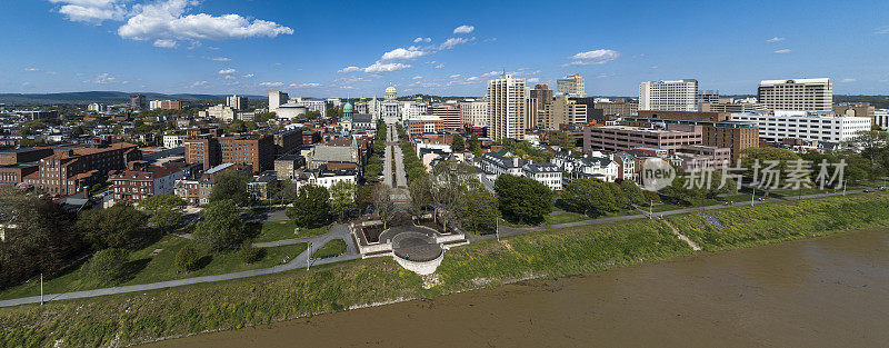 空中全景的首都地区绿地和萨斯奎哈纳风景展望滨水公园在哈里斯堡，宾夕法尼亚州，与城市到州议会行政大楼的远程视图。
