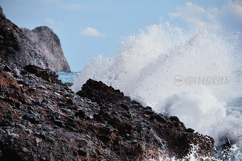 海浪撞击岩石，水花飞溅