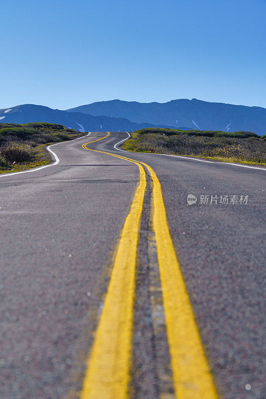 穿越独立隘口的公路