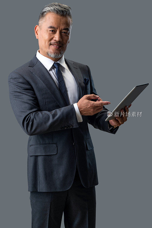商务中老年男士拿着平板电脑