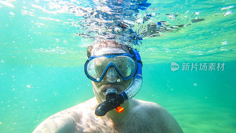 夏天，在法国布列塔尼海岸的浅水里浮潜的人
