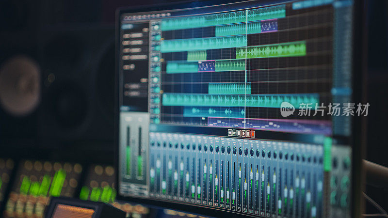 现代音乐录音工作室设备:电脑屏幕显示用户界面的DAW数字音频工作站软件与轨道歌曲播放。声音和音乐录制和编辑应用程序