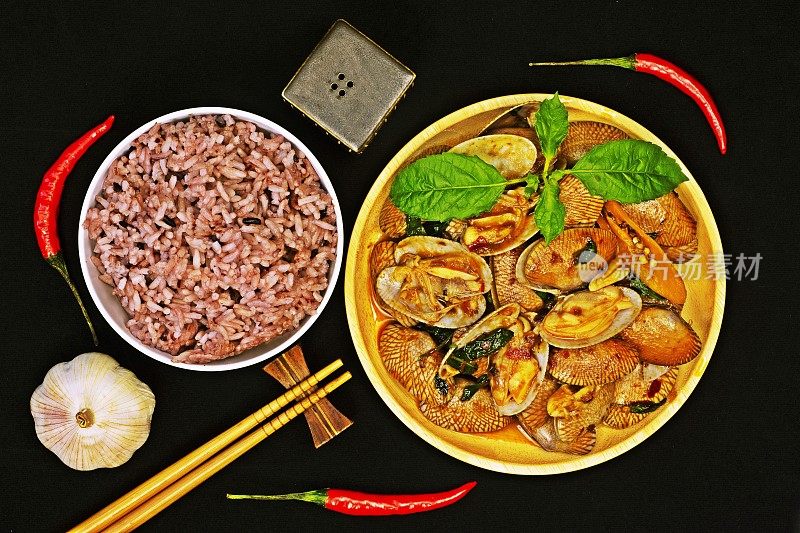炒蛤蜊炒辣椒酱和糙米-泰国食物。