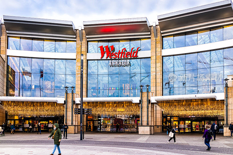 人们在韦斯特菲尔德Arkadia购物中心外最大的综合在国家与商店和精品商店的入口