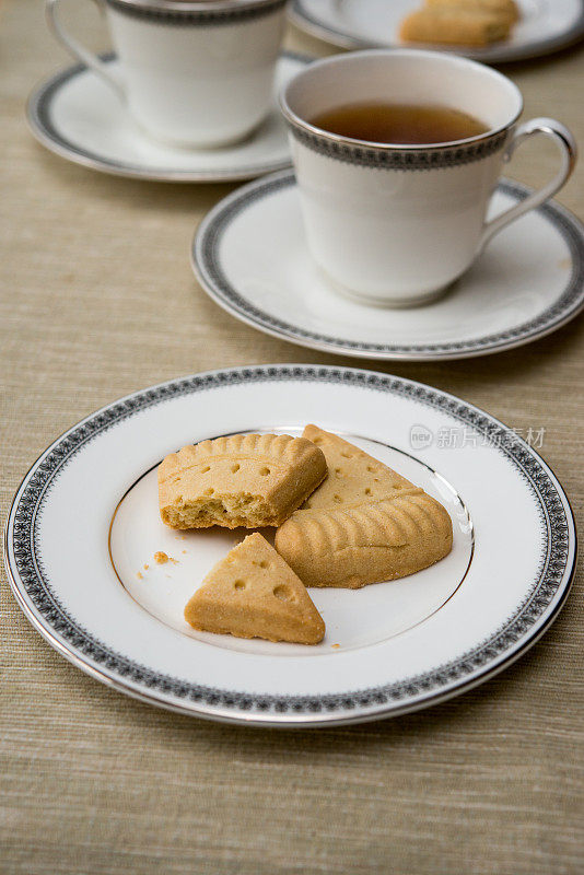 特写的苏格兰酥饼在复古的英国精致骨瓷盘子与红茶