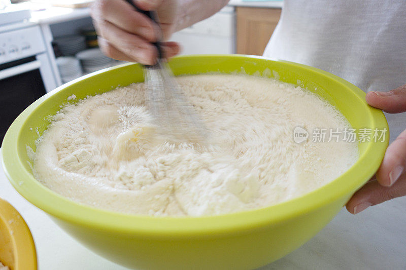 女子准备煎饼面糊