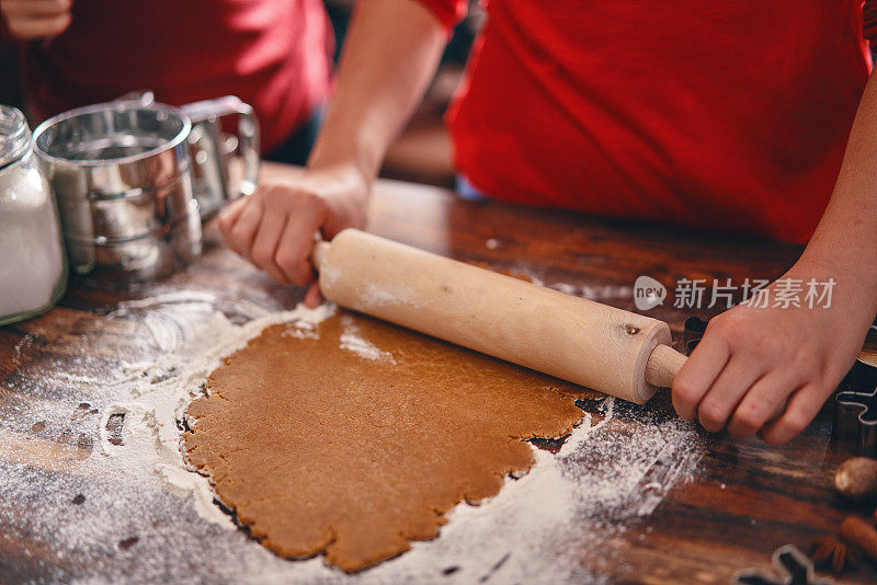 准备圣诞饼干的小女孩们