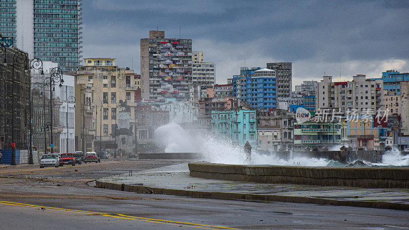 在一个城市里，巨浪袭击了海岸