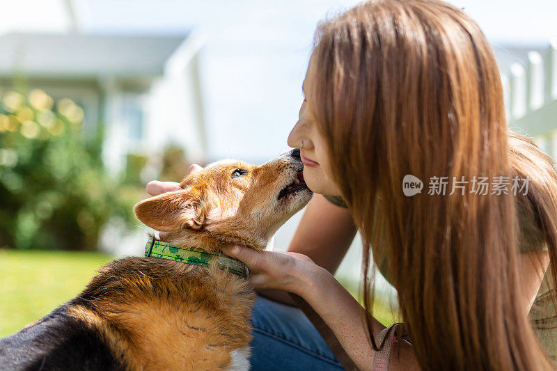 年轻的千禧女性与宠物狗共度美好时光