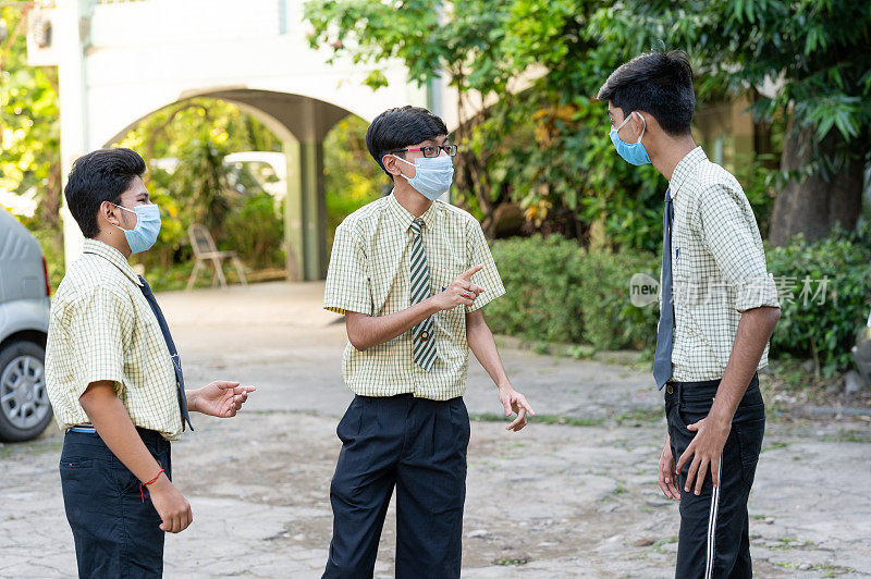 学生在学校练习社交距离，以确保新冠肺炎疫情期间的安全与防护。