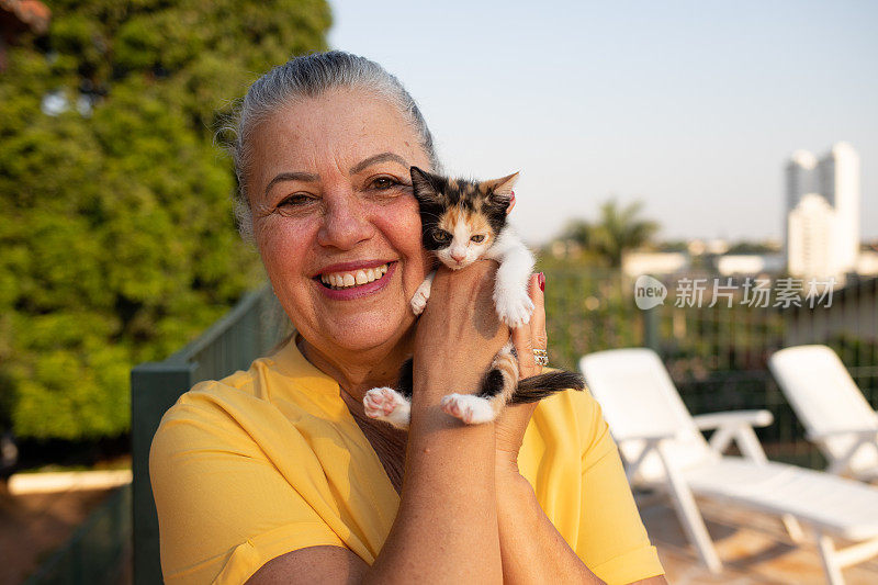 一个快乐的女人抱着刚收养的猫