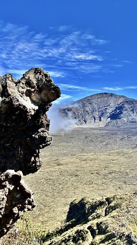 俯瞰haleakalā火山口和前景的熔岩岩层