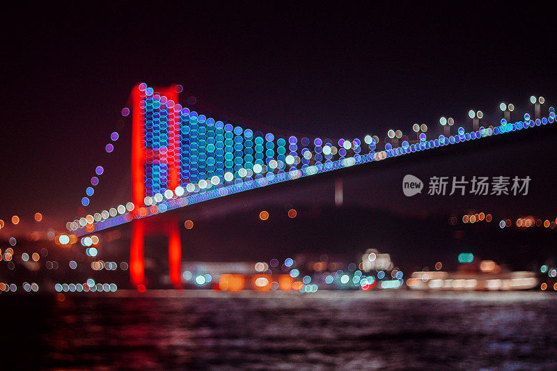 伊斯坦布尔7月15日殉道者桥景夜光黑暗，模糊的图像，散景效果